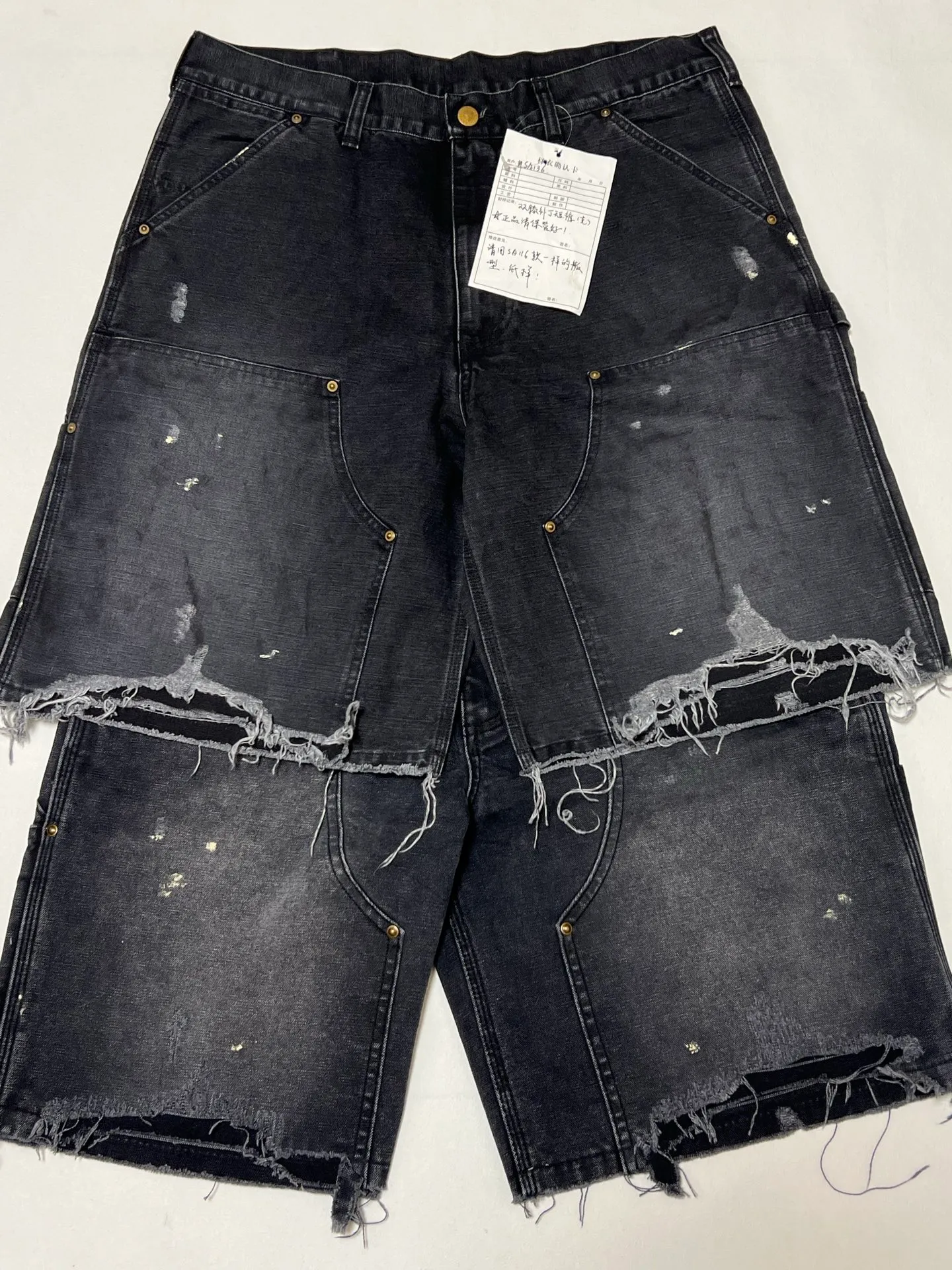 Original proofing SAINT Mxxxxxx DOUBLE KNEE SHORTS/BLK Knee patches splashed with ink, washed and damaged denim shorts. Washed black S-XL. Custom woven and dyed denim fabric with clear texture. Heavy washing and water fading to create local mottled fading/hole effects. Artificial distressing to simulate natural wearing marks. VINTAGE sense. Original consistent damage treatment. Hand splashed ink and paint. Original consistent wash mark/pocket mark. Double knee patches. Rivet reinforcement. Improve functionality while enhancing design